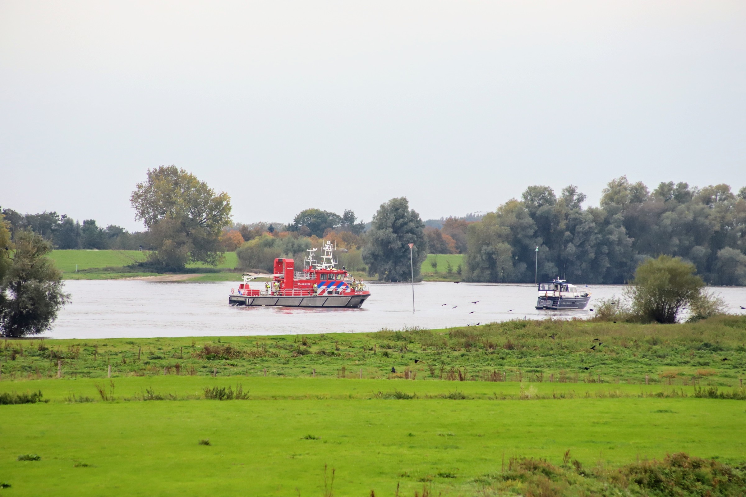 Plezierjacht raakt in problemen op de Waal