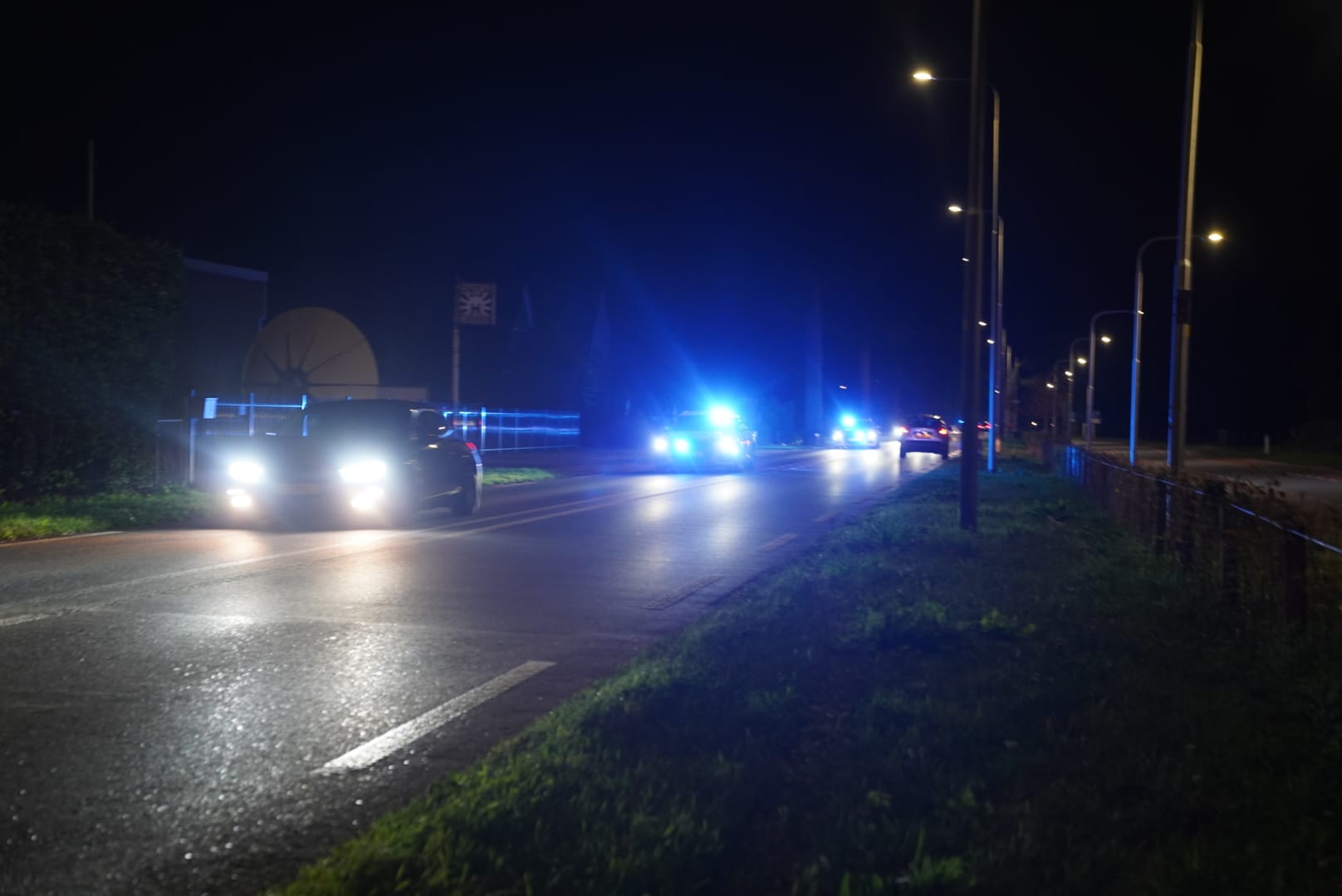 Man loopt met bijl richting gezin in auto en vlucht vervolgens voor politie