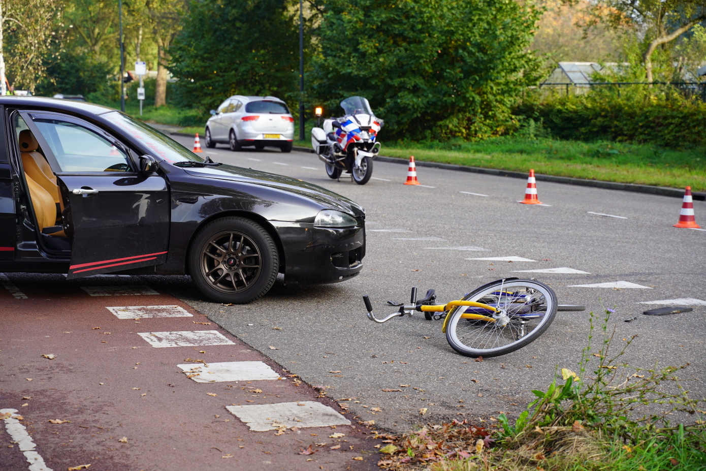 Fietser met spoed naar ziekenhuis na aanrijding met auto