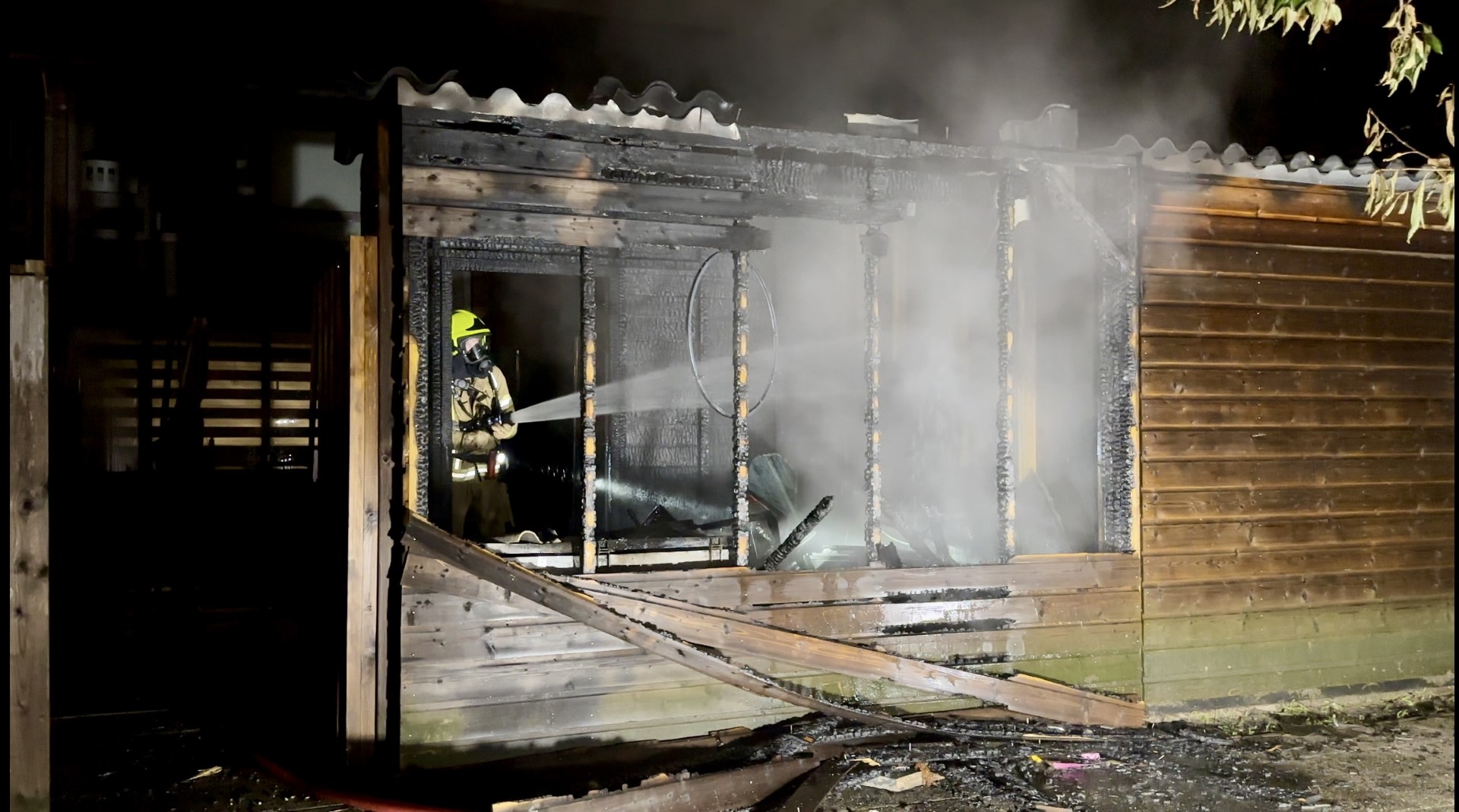 Schuur verwoest door felle brand in Arnhem