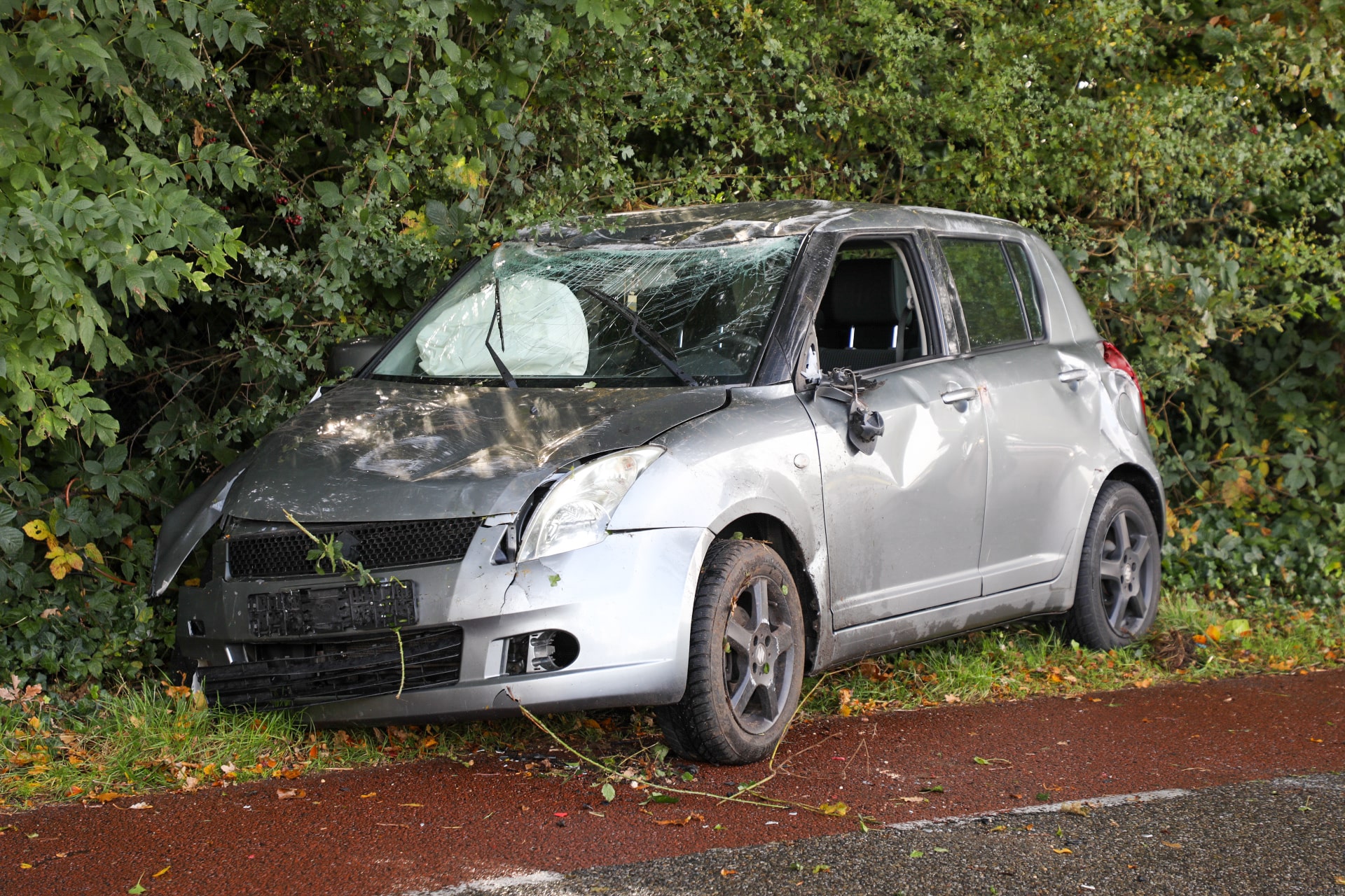 Automobilist rijdt lantaarnpaal uit grond en slaat over de kop