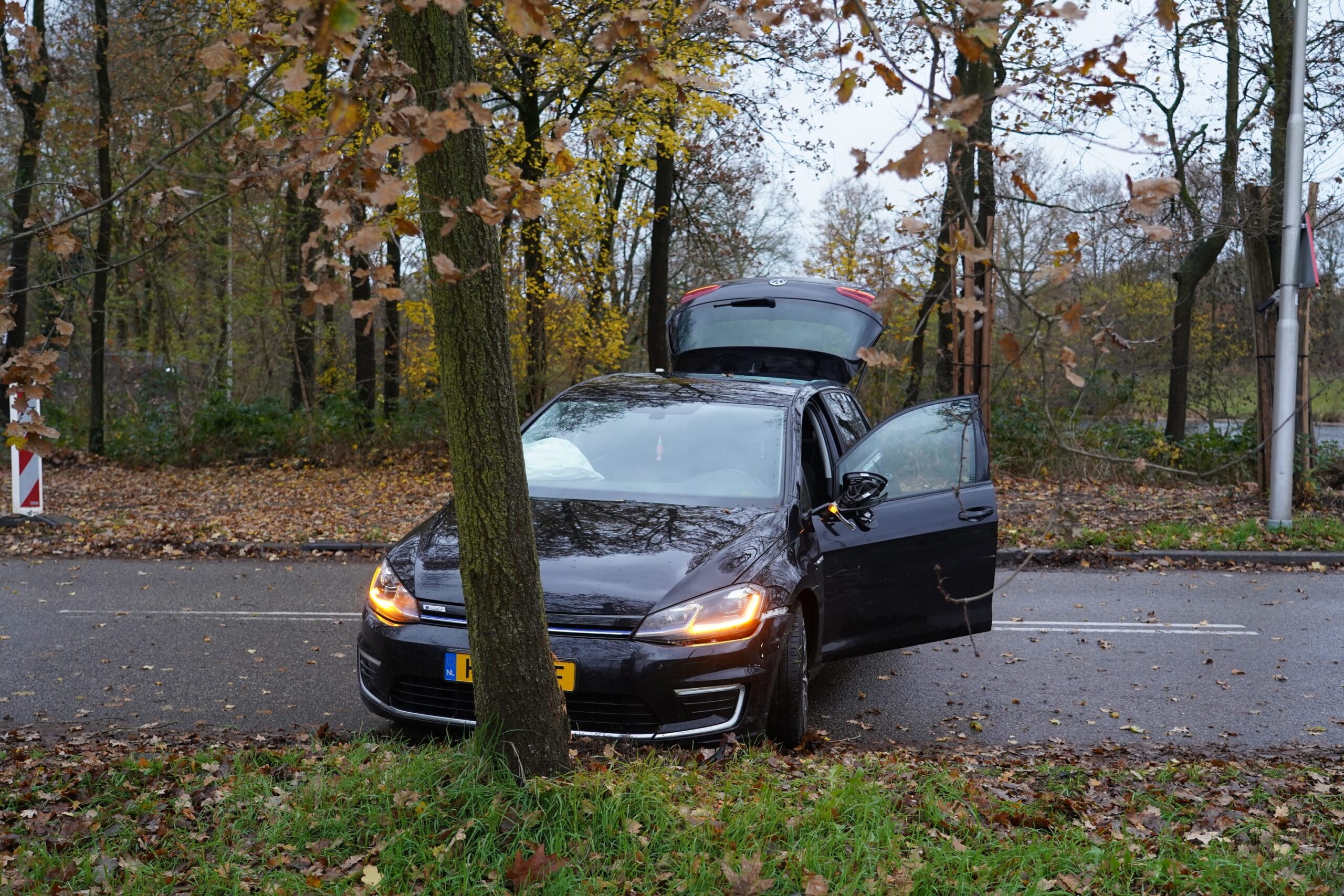 Vrouw crasht auto tegen boom