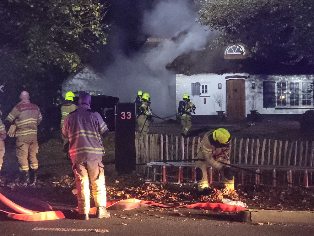 Brand in rieten dak van woning in Wageningen