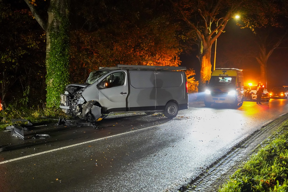 Bestelbus botst tegen boom, bestuurder gewond naar ziekenhuis