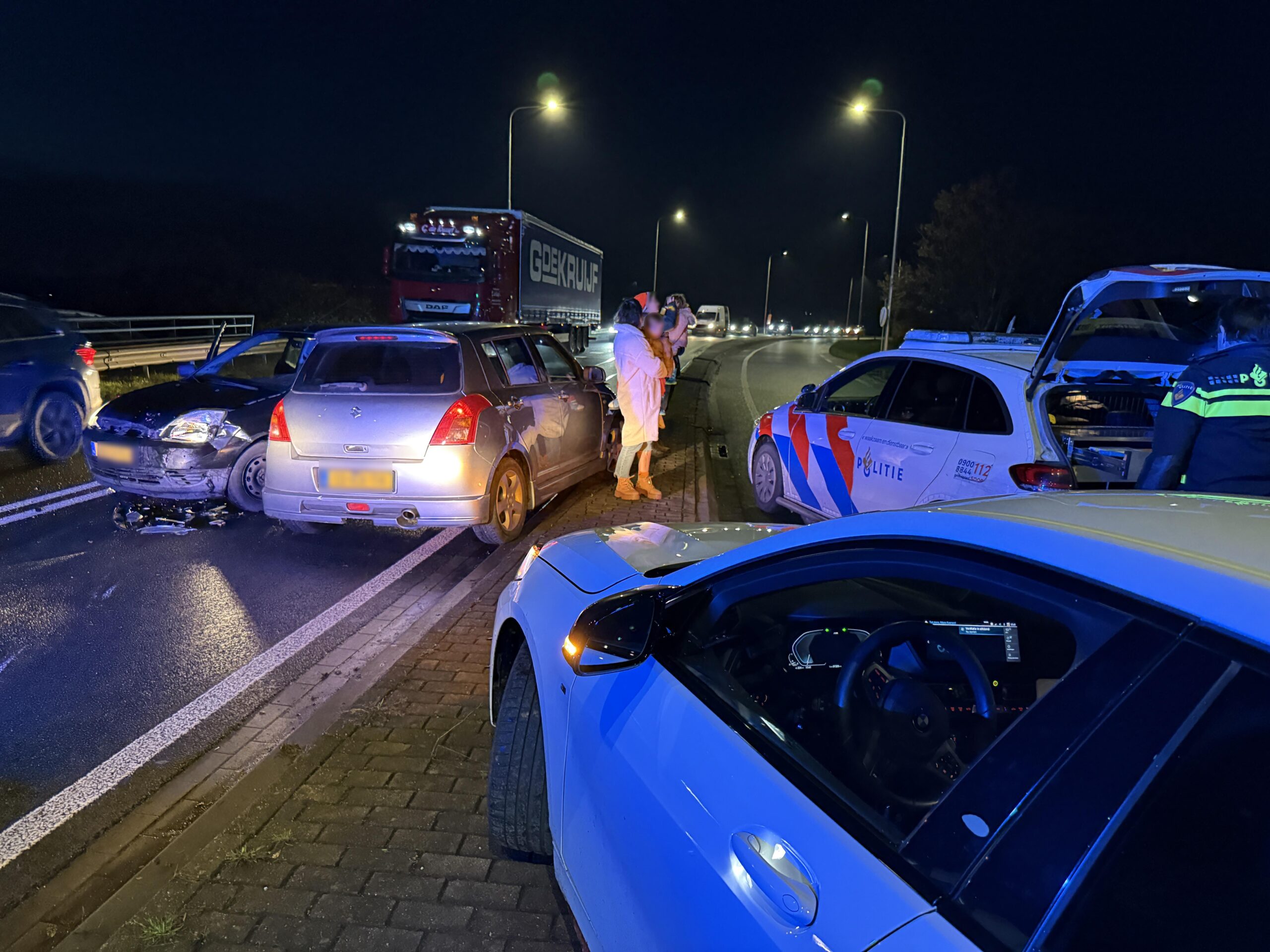 (VIDEO) Achtervolging eindigt in ongeluk tegen auto met daarin jong gezin