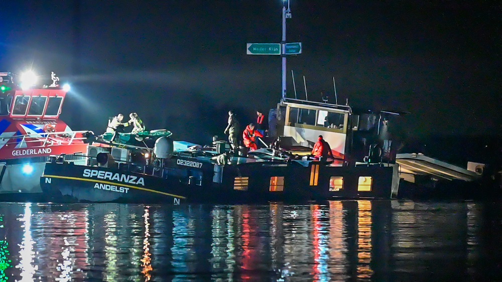 Schipbreuk op de Rijn bij Arnhem binnenvaartschip maakt water