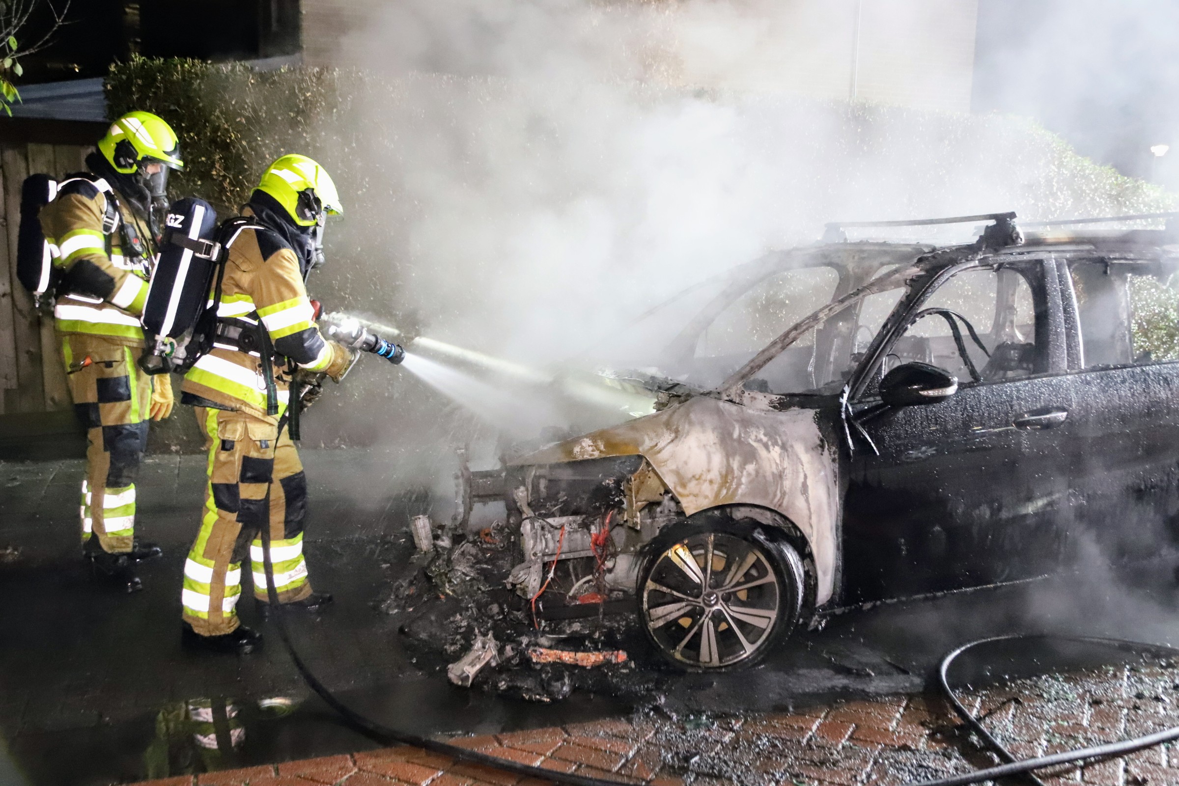 Geparkeerd auto door brand verwoest