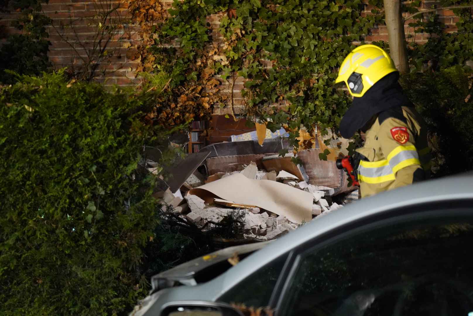 Auto rijdt door muur van woning na ongeval