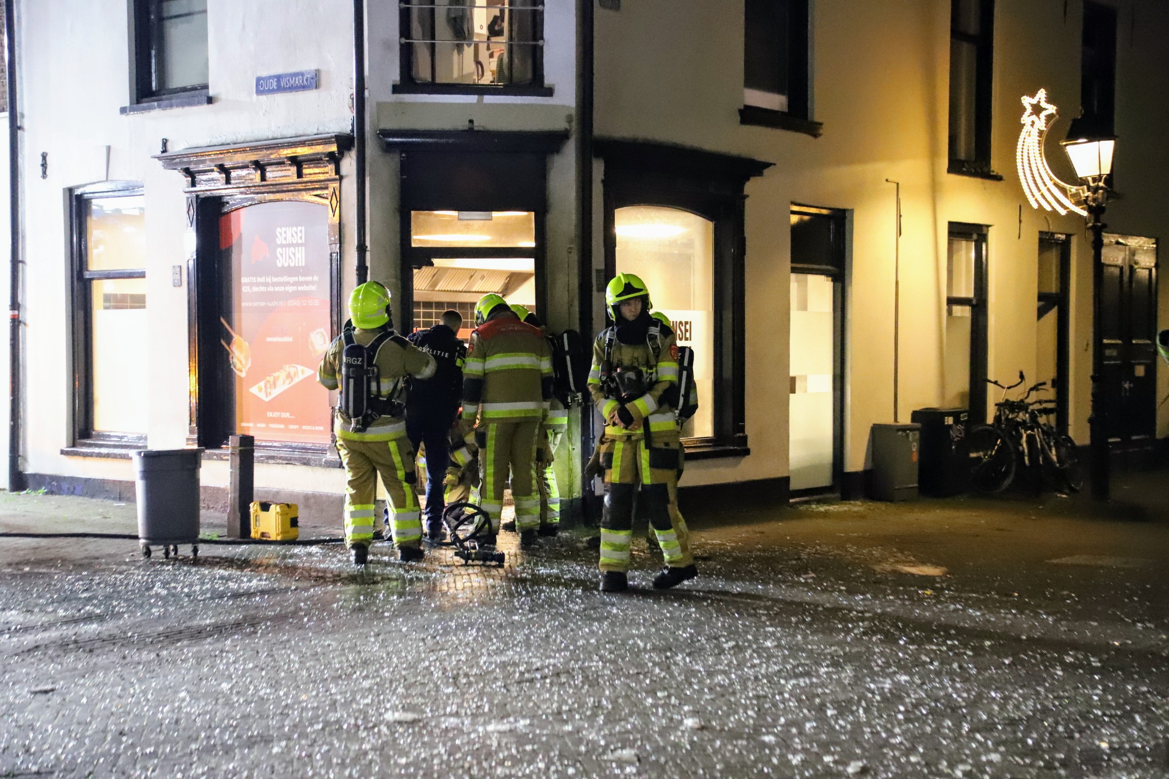 Explosie bij sushizaak, straat bezaaid met glas