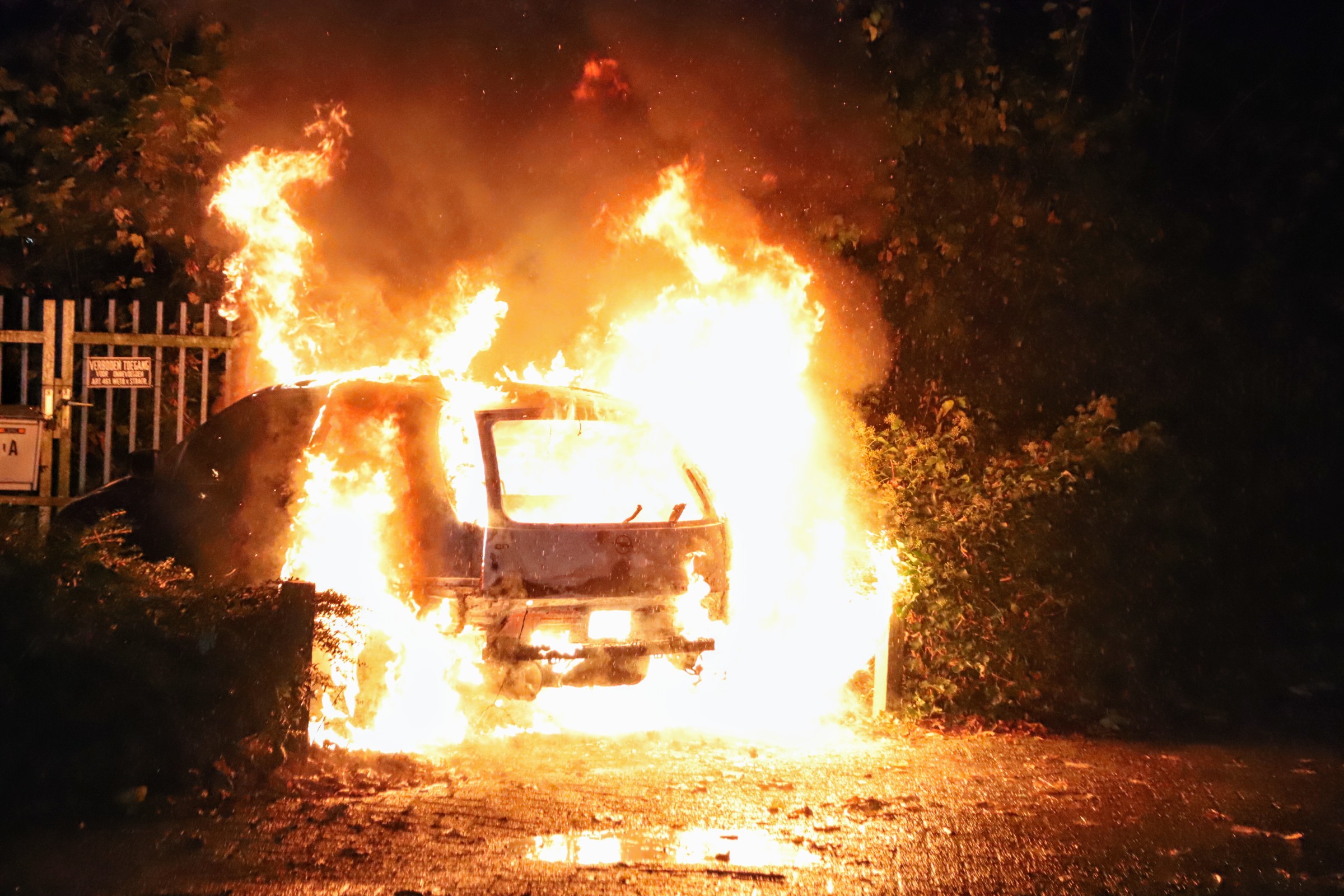 Auto door brand verwoest, politie onderzoekt brandstichting