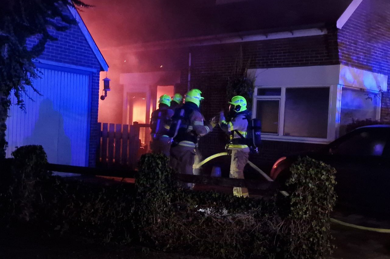 Uitslaande brand in woning, bewoners naar ziekenhuis