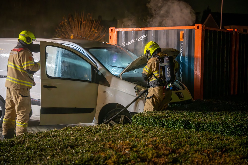 Brandgeur leidt naar brand in bestelbus