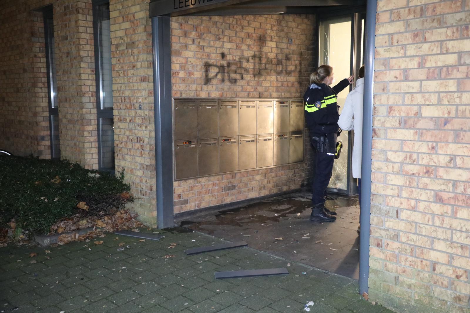 Bewoners opgeschrikt door harde knal: auto in brand en ‘dief dood’ op muur gekalkt