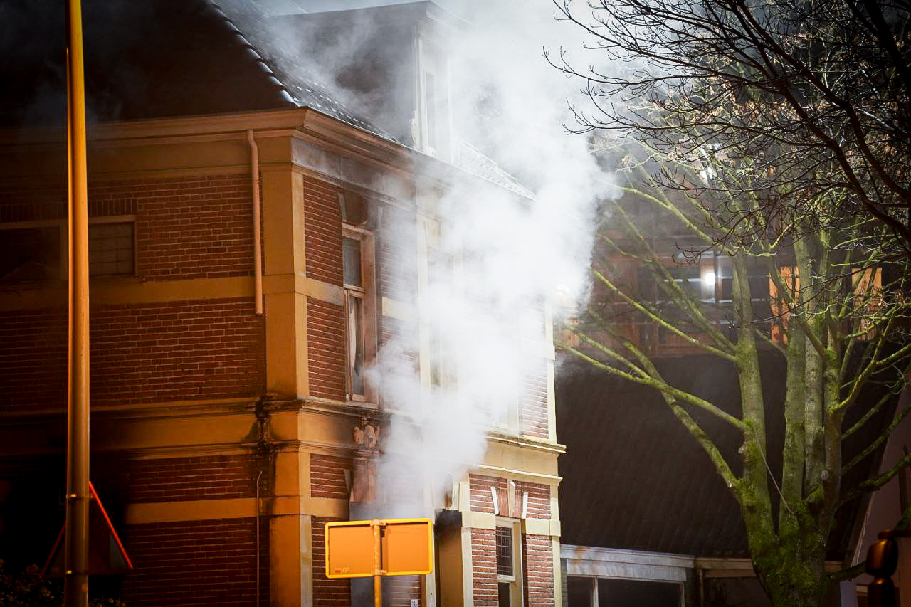 Uitslaande brand in woning, brandweer groots aanwezig