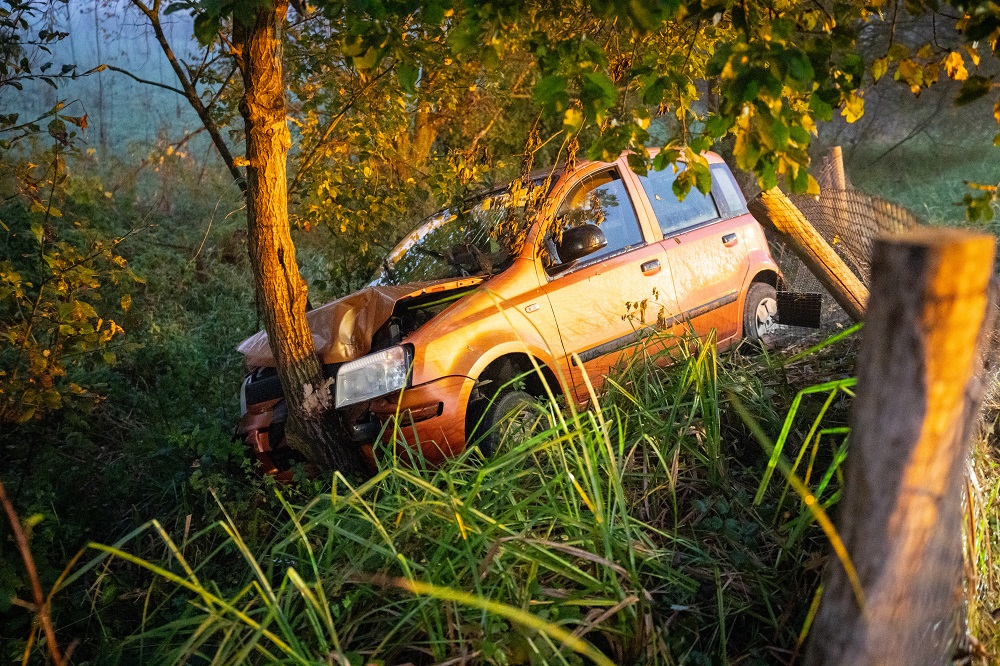 Automobilist gewond na botsing tegen boom