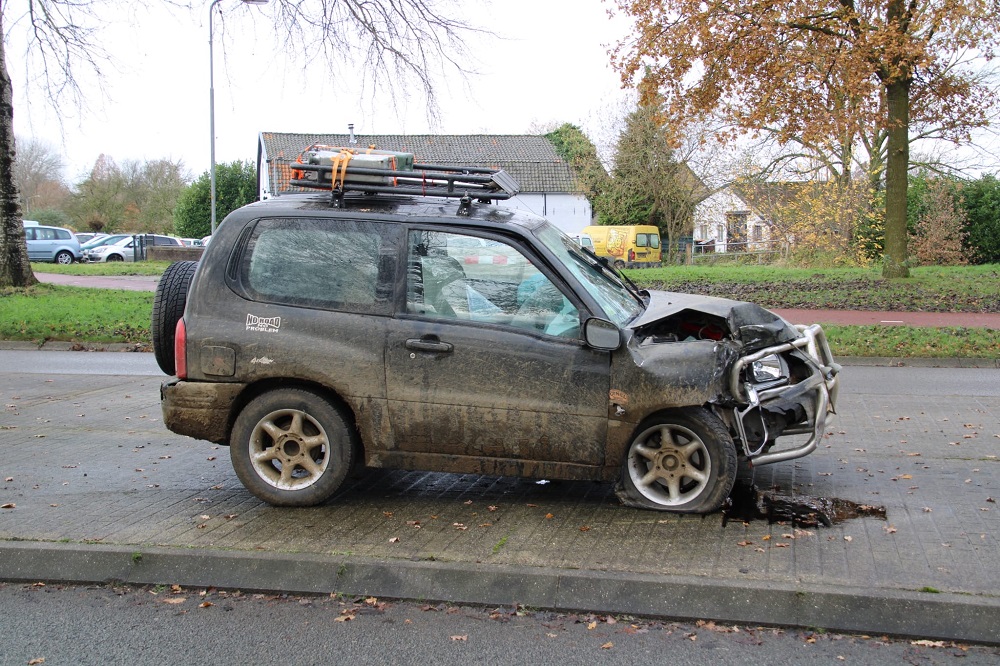 Automobilist botst tegen boom na klapband