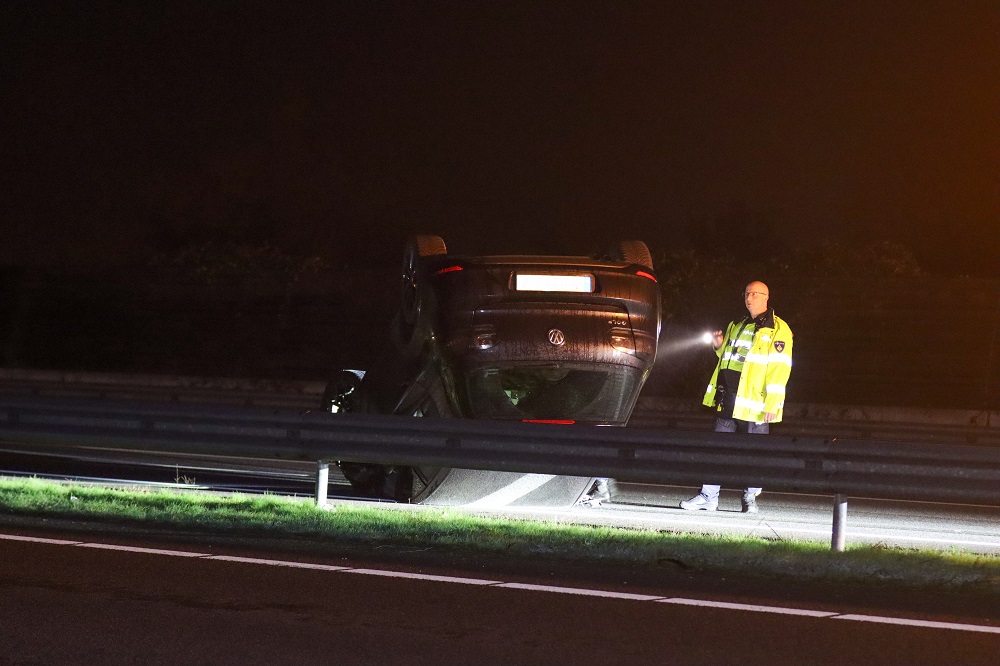 Auto op de kop bij ongeval op A30