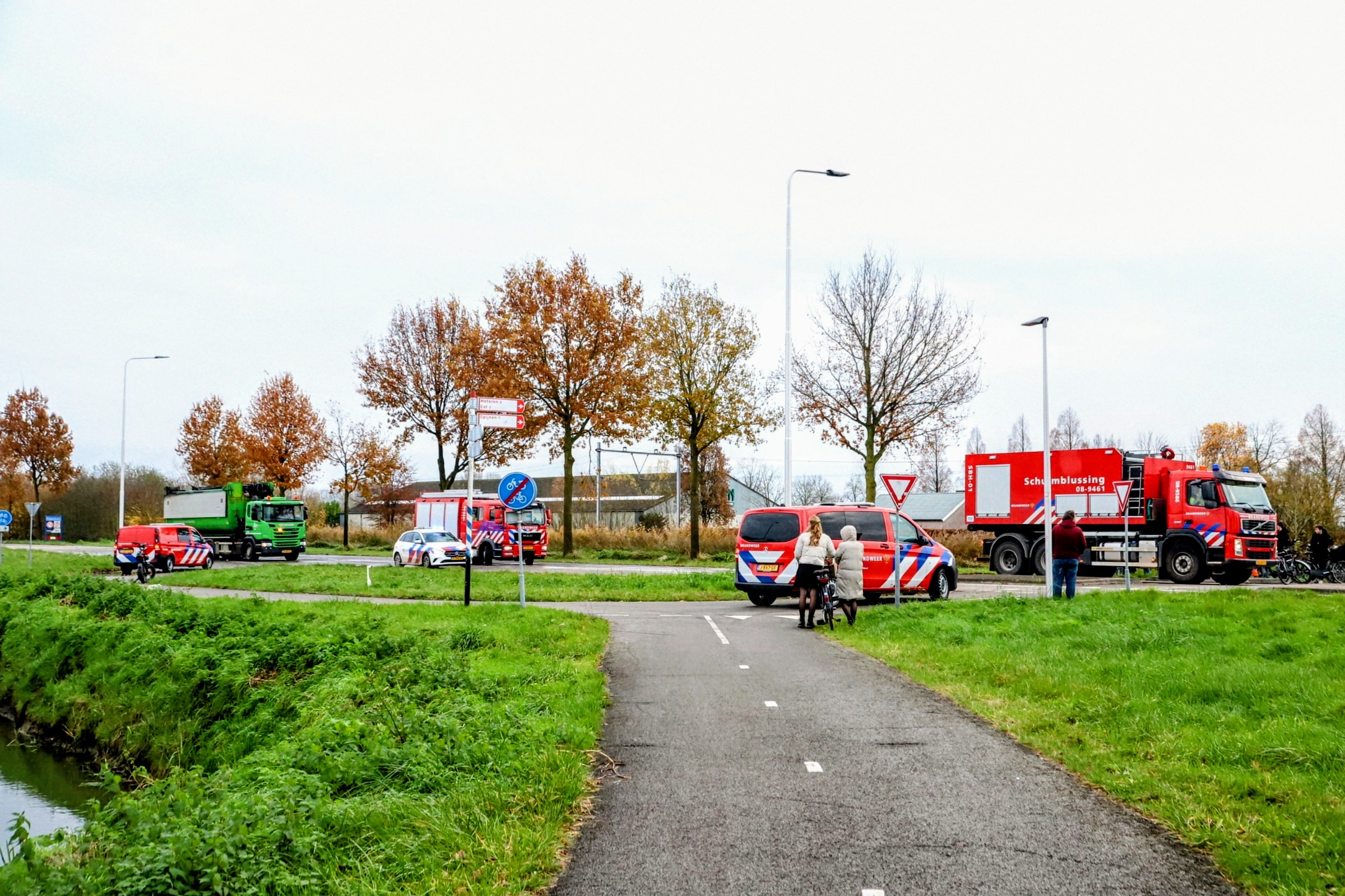 Politie begeleid brandende vuilniswagen naar afvalverwerkingsbedrijf