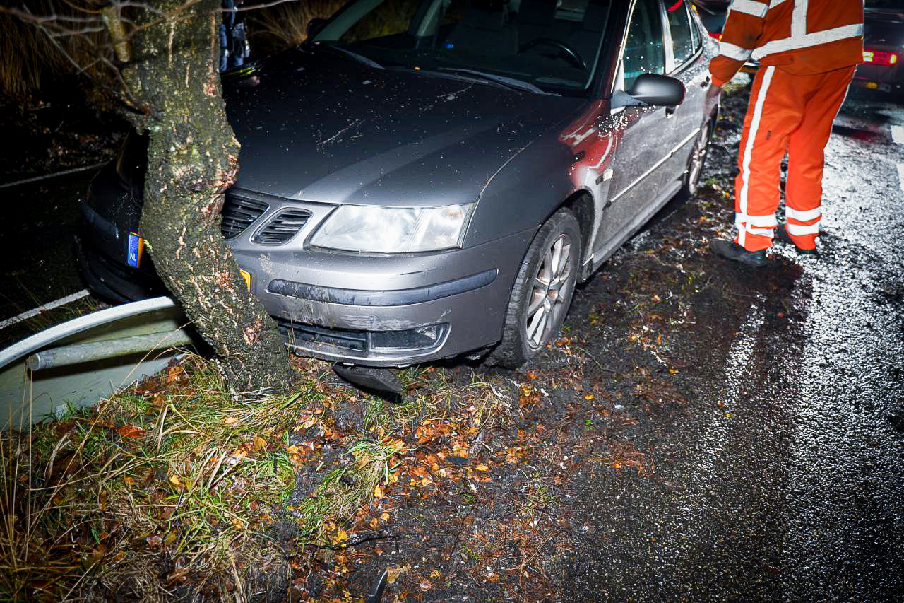 Automobilist verliest macht over stuur en botst tegen boom