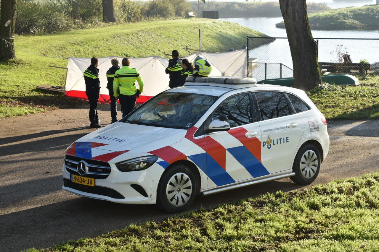 Overleden persoon aangetroffen in water bij jachthaven