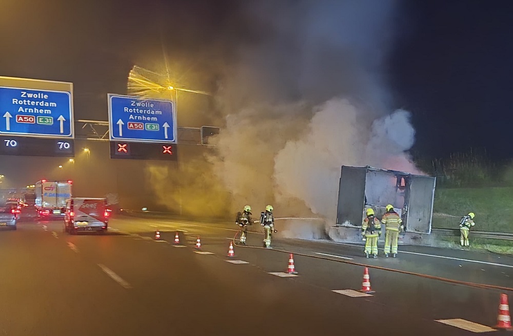 Lange files op A50 door ongeval én vrachtwagen in brand