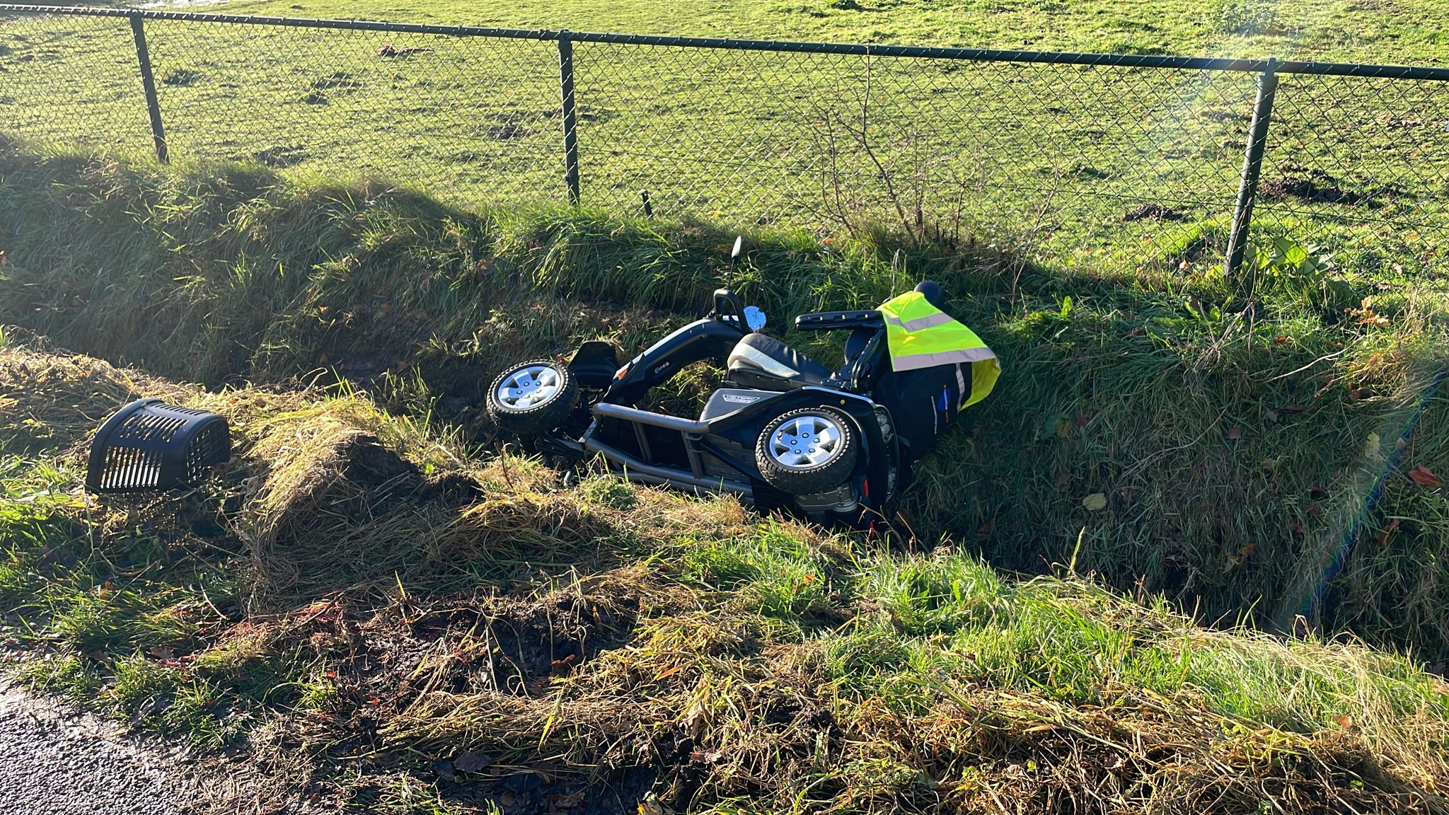 Scootmobiel belandt in sloot na botsing met vrachtwagen