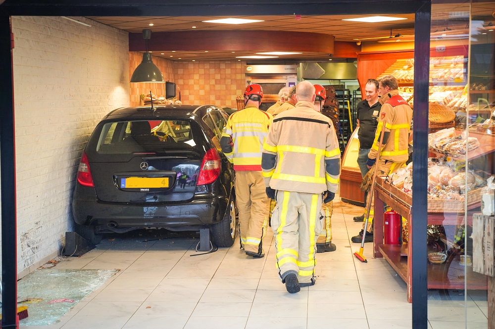 UPDATE: Auto rijdt dwars door pui van bakkerij, vier gewonden waarvan een ernstig