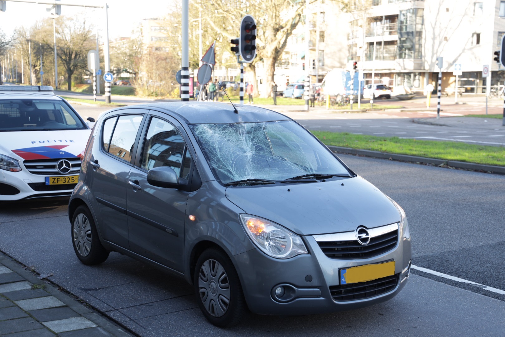 Fietser belandt op voorruit van auto in Arnhem en raakt gewond