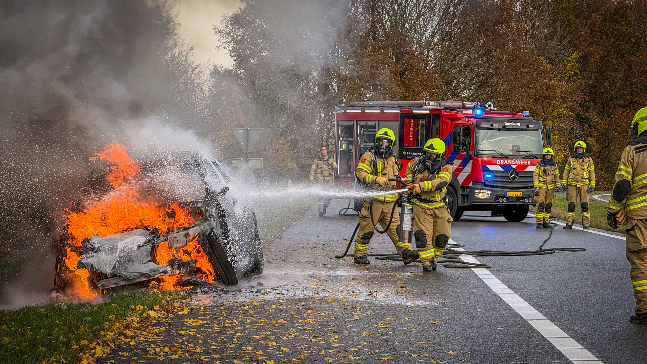 Auto volledig in brand op afrit A348