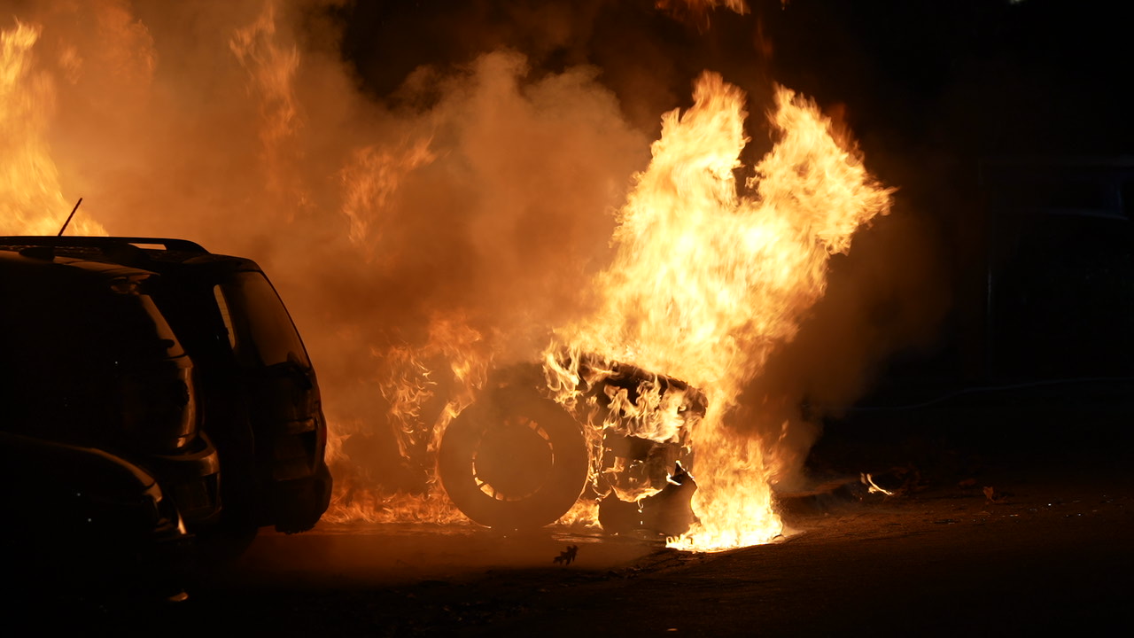 Auto volledig uitgebrand, oorzaak onbekend