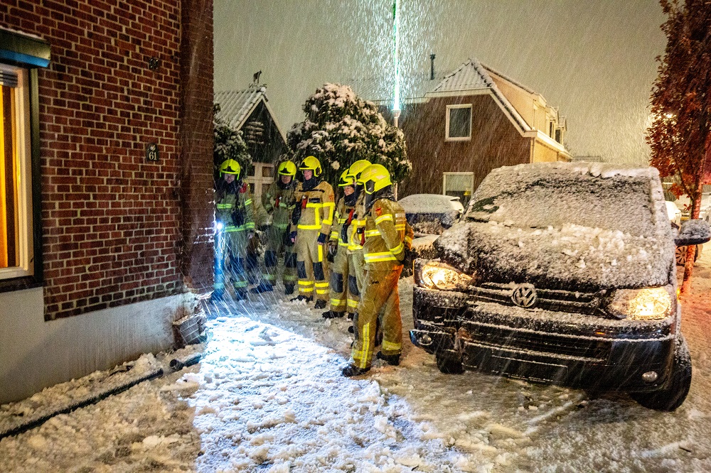 Auto ramt woning, bestuurder ongedeerd