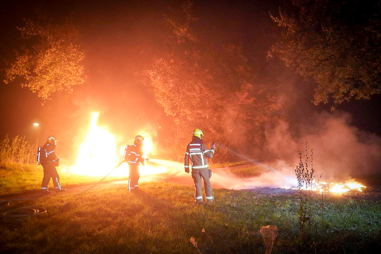 Bestelbus volledig uitgebrand, mogelijk brandstichting