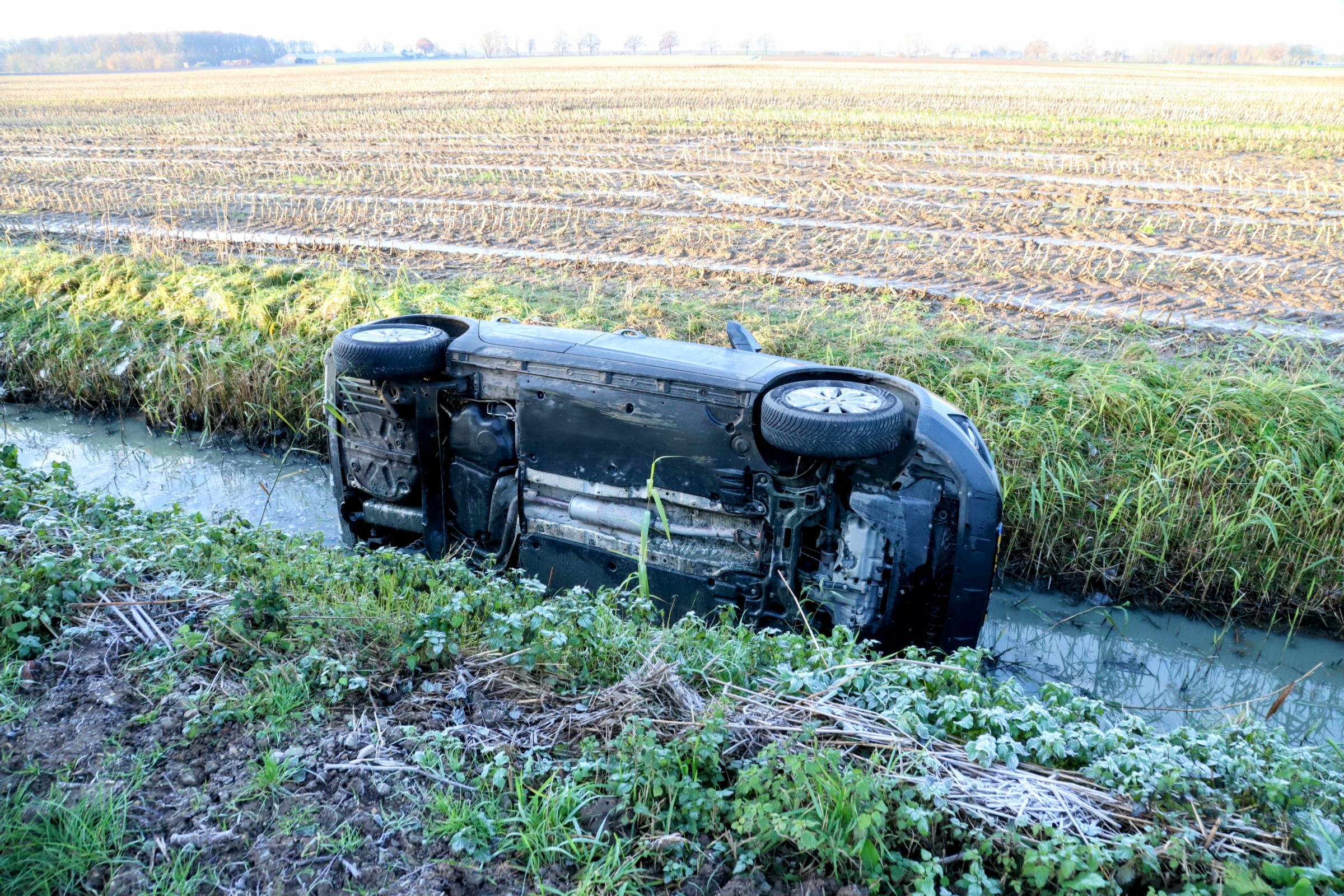 Automobilist raakt door gladheid van de weg en belandt in sloot