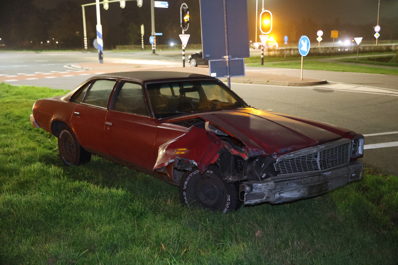 Oldtimer flink beschadigd na botsing op kruising