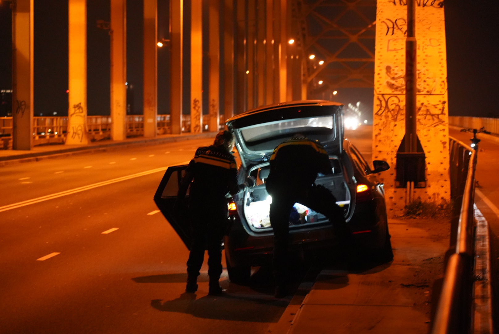 Man springt van brug de Waal in