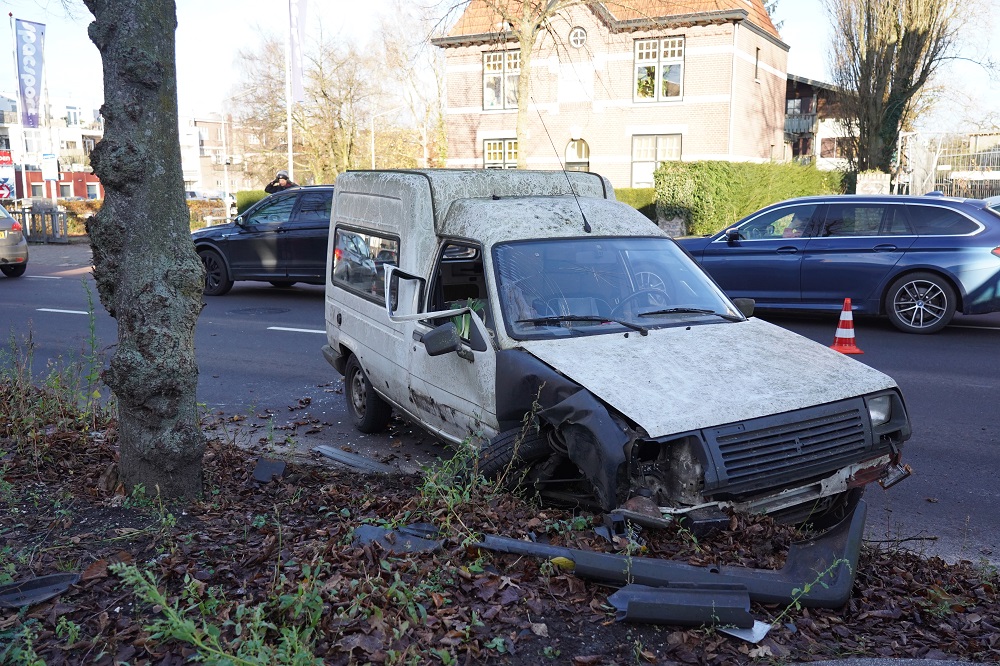 Auto botst tegen boom, bestuurder gewond naar ziekenhuis