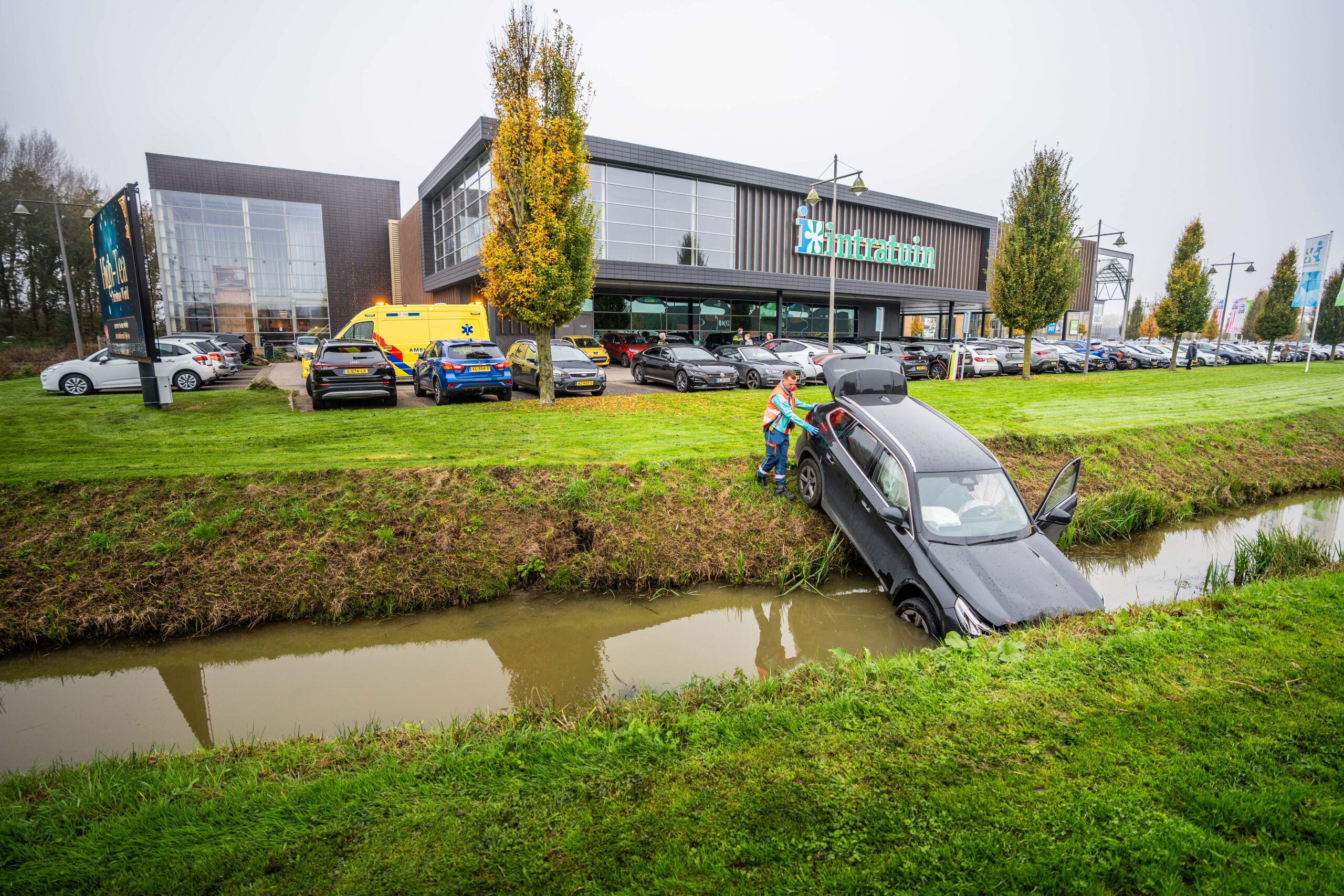 Auto belandt in sloot bij Intratuin in Duiven