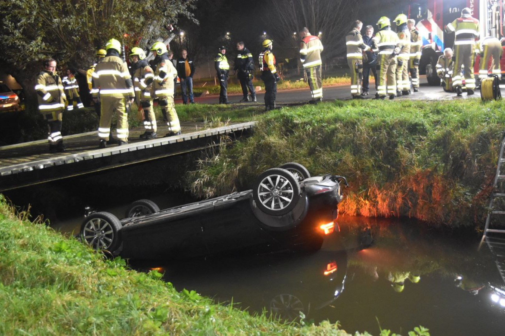 Automobilist belandt met auto ondersteboven in sloot