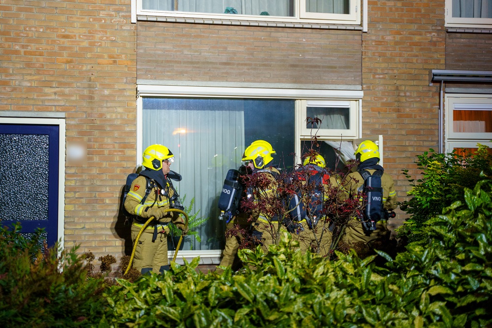 Laptop in brand in woning, brandweer redt hond