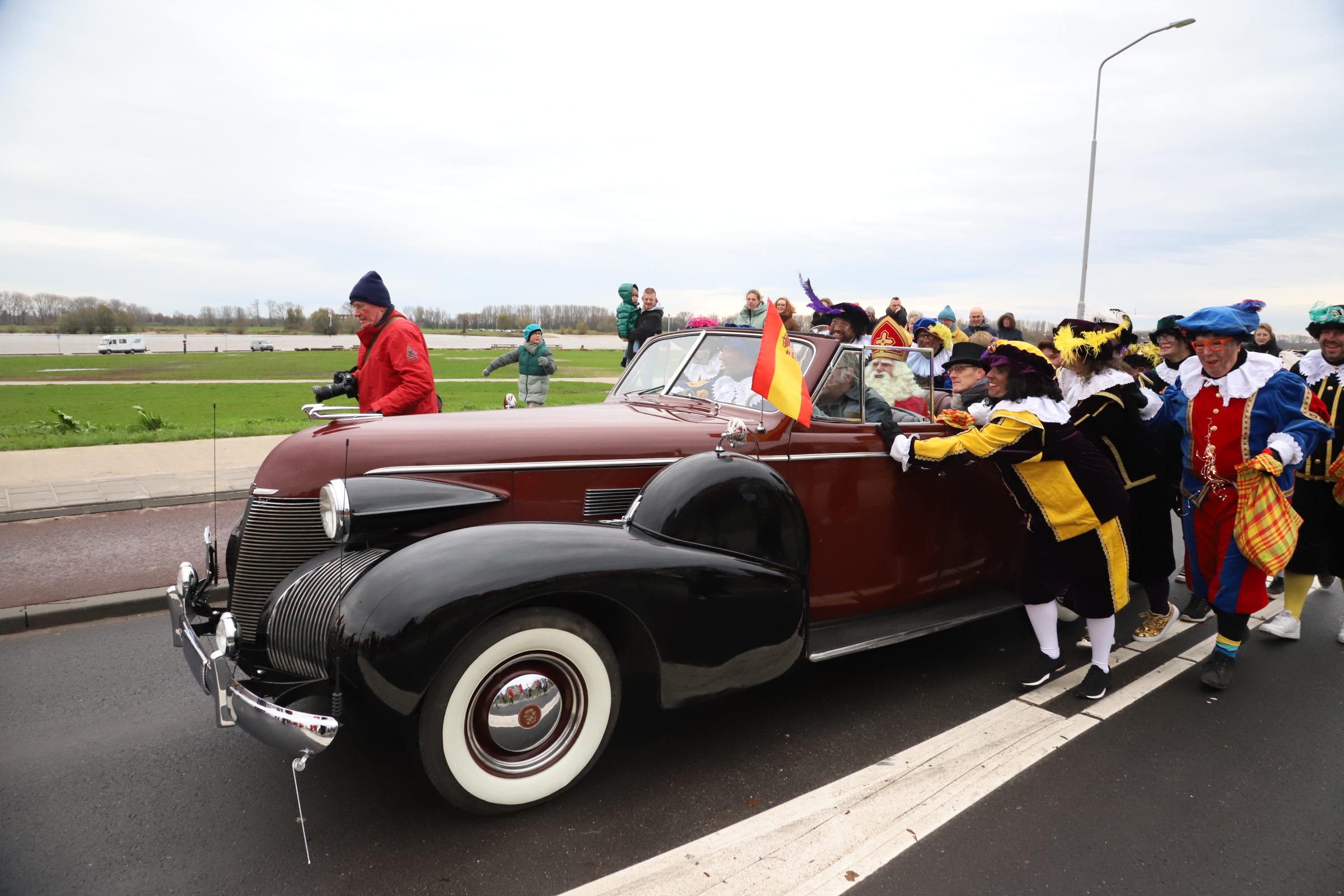 Oldtimer van Sint gooit roet in het eten bij intocht