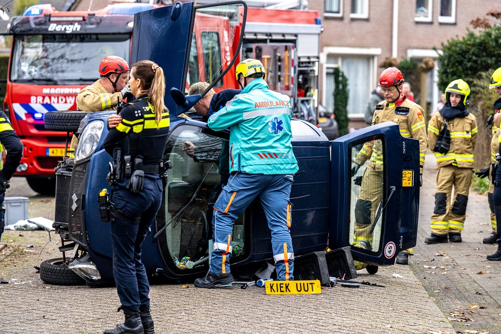 Man belandt met brommobiel op zijkant na eenzijdig ongeval