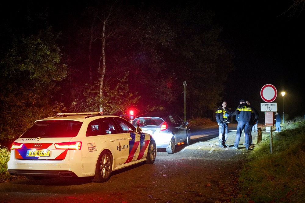 Verdachten vluchten na politieachtervolging, agenten zoeken met drone