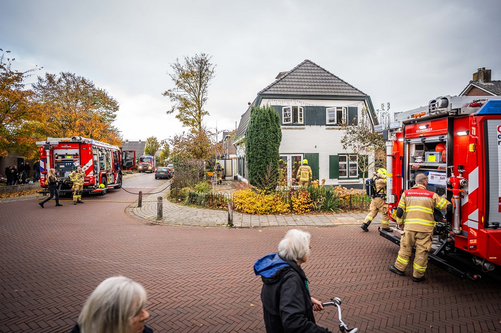 Brandweer rukt massaal uit naar woningbrand in Dieren