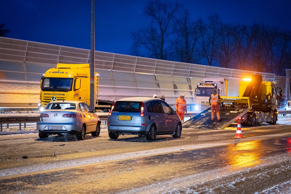 Lange files door sneeuwval en ongelukken