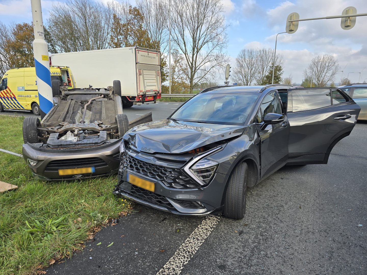 Auto op de kop na botsing