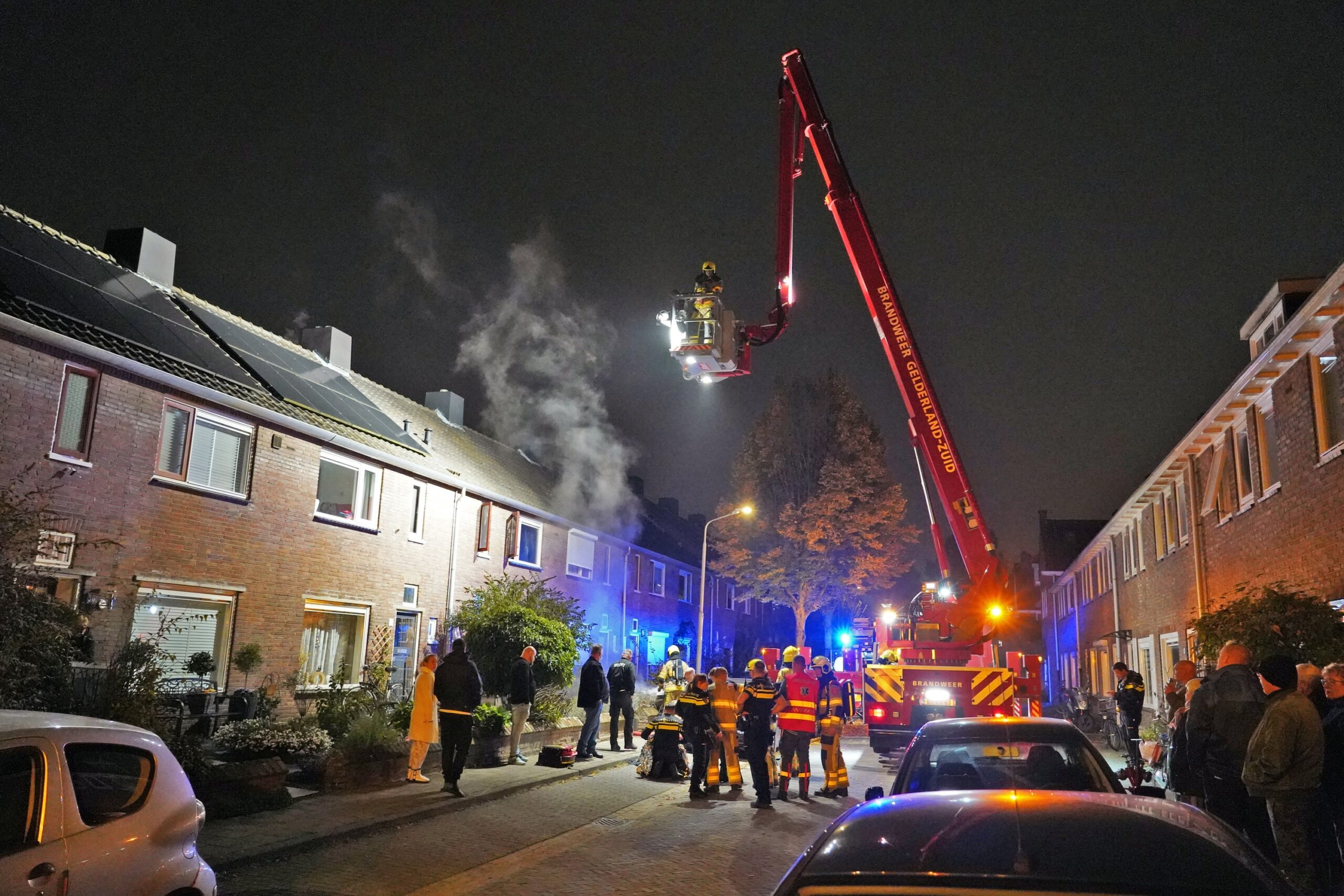 Bewoners met huisdieren op straat na brand, huis onbewoonbaar