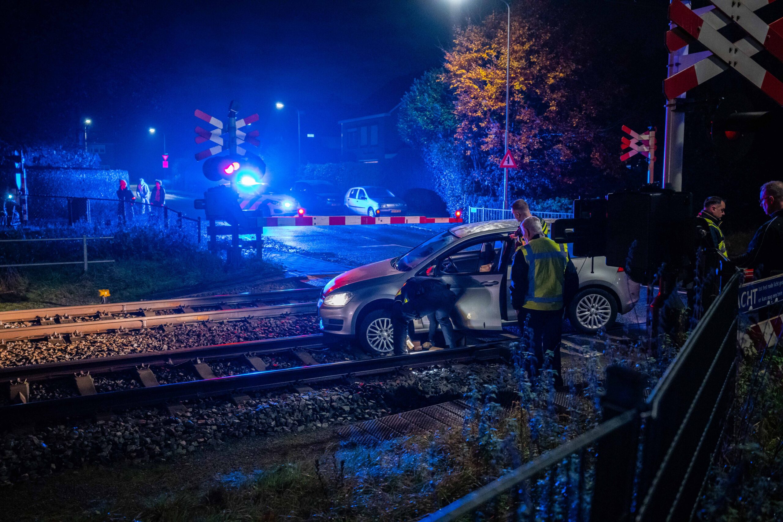 Automobilist belandt op het spoor in Rheden