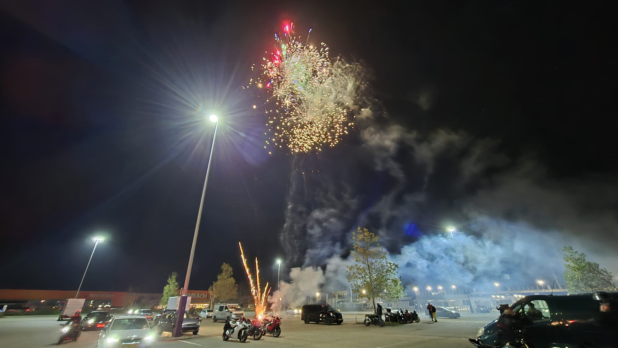 Driften en vuurwerk bij motormeeting op parkeerplaats in Duiven