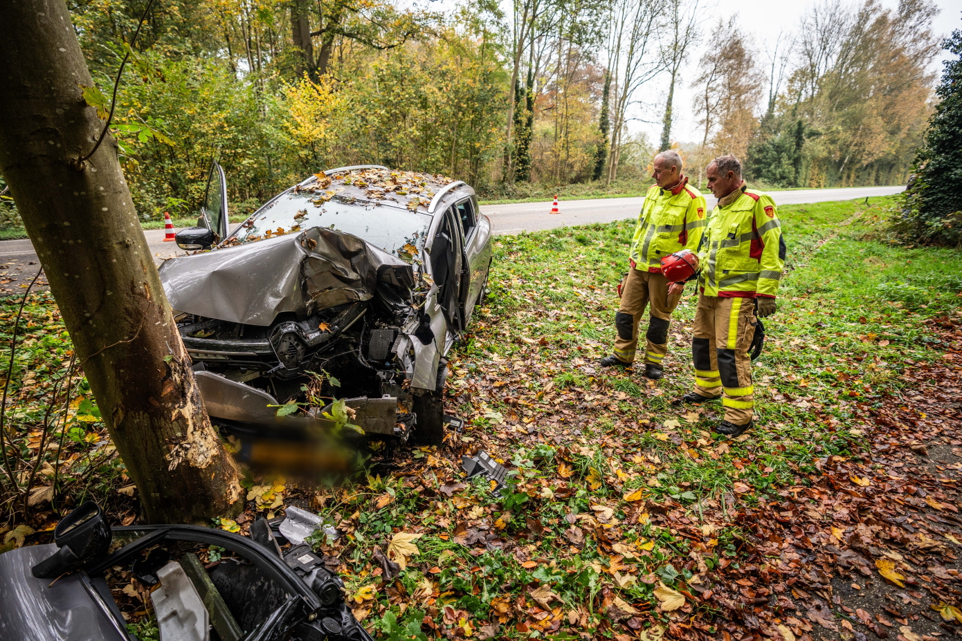 (VIDEO) Auto botst tegen boom, bestuurder zwaargewond