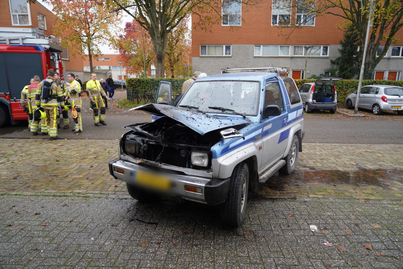 Auto flink beschadigd door brand; brandweer voorkomt erger